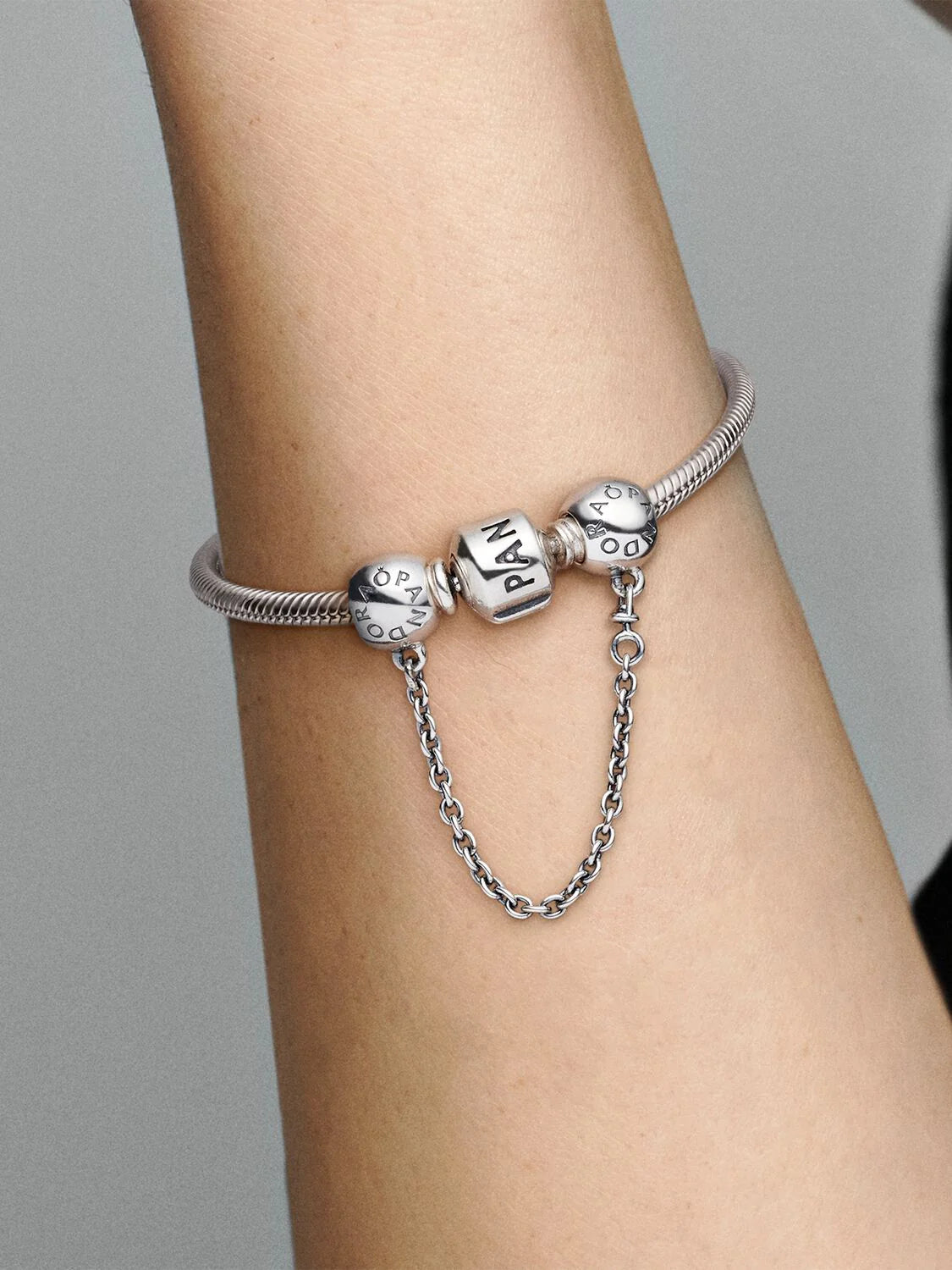 Charm de cadena de seguridad redonda con logotipo