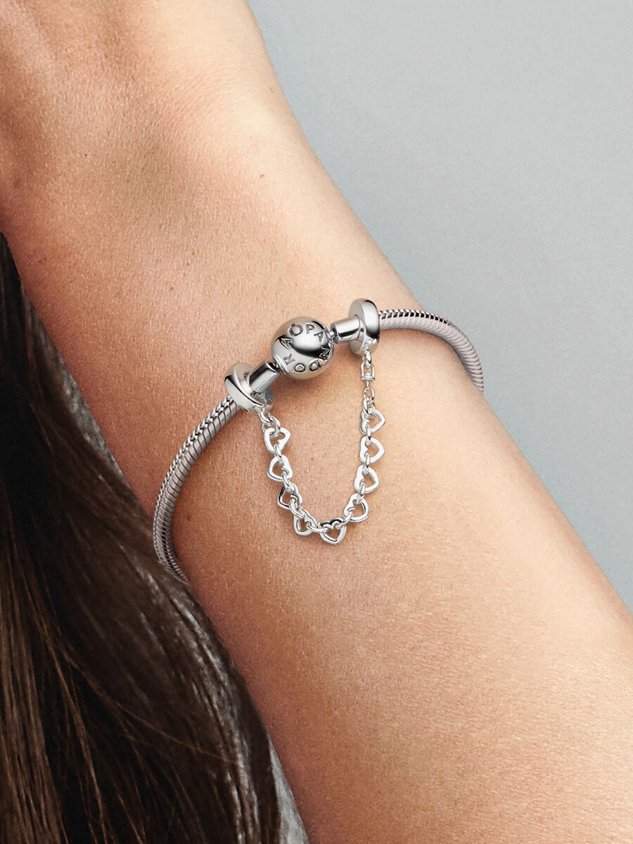 Dije de cadena de seguridad con eslabones de corazón
